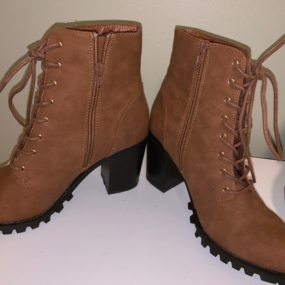 Lace up leather heeled boots - Picture 4 of 6